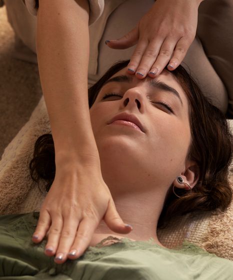 person-conducting-reiki-therapy-2